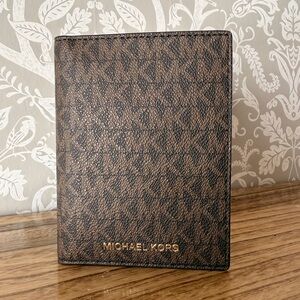 Michael Kors Jet Set Passport Wallet w/ Id Window & 6 Card Slots Brown Signature